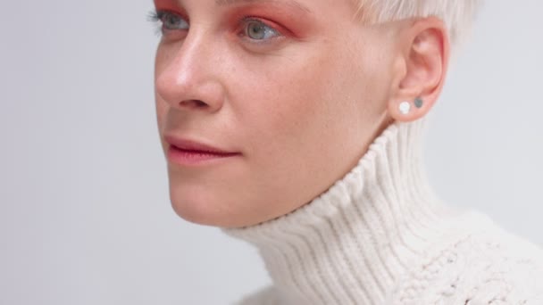 Blonde woman with short haircut wears knitted sweater — Stock Video