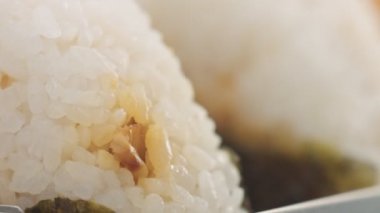 makro video üç onigiri pirinç topu doku panned. Japanece gıda Bento