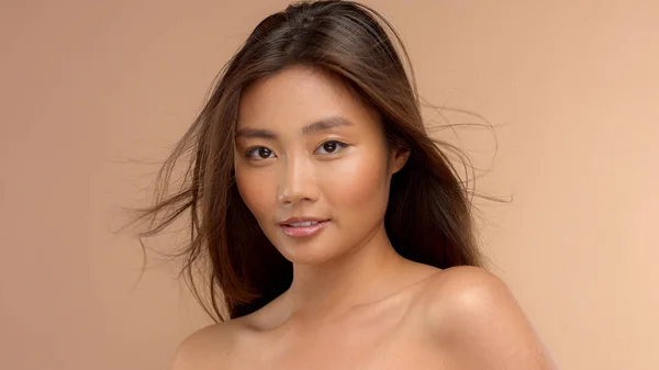 Thai asijský model s přírodní make-up na béžové pozadí — Stock fotografie