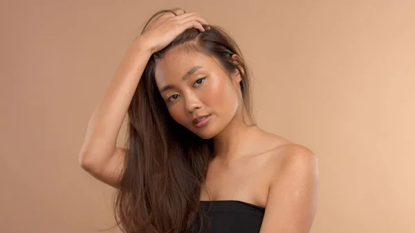 Thais Aziatische model met natuurlijke make-up op beige achtergrond — Stockfoto