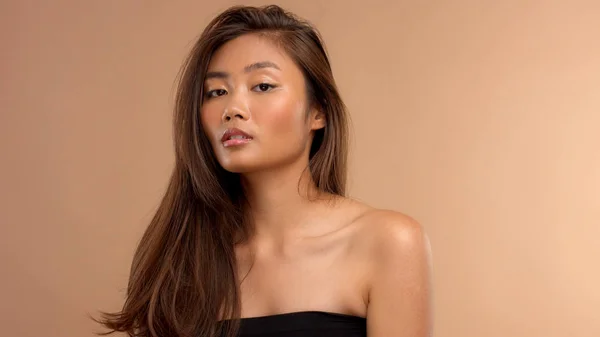 Modèle asiatique thaï avec maquillage naturel sur fond beige — Photo