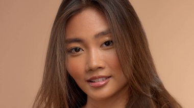 bej renkli arka plan üzerinde doğal makyaj ile Tay Asya modeli