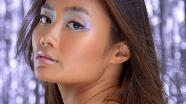 Modèle asiatique thaï avec maquillage naturel sur fond beige — Photo