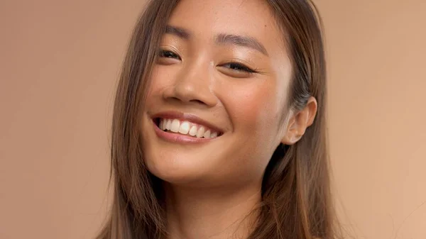 Modèle asiatique thaï avec maquillage naturel sur fond beige — Photo