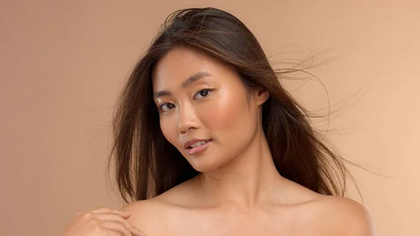 Tailandês asiático modelo com maquiagem natural no fundo bege — Fotografia de Stock