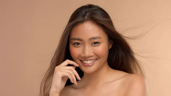 Tailandese modello asiatico con trucco naturale su sfondo beige — Foto Stock