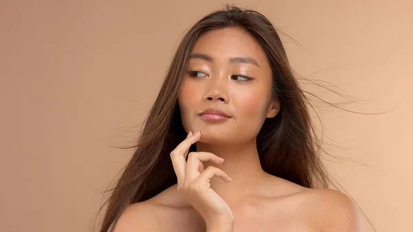 Model thai asian dengan riasan alami pada latar beige — Stok Foto