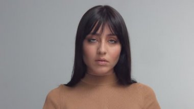 Studio mavi gözlü esmer kadın karışık yarış