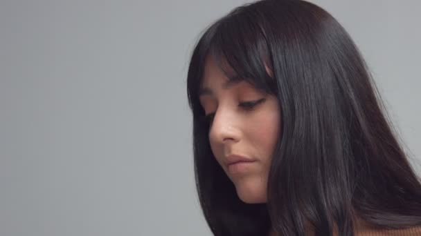 Gemengd ras brunette vrouw met blauwe ogen in studio — Stockvideo