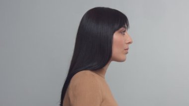 Studio mavi gözlü esmer kadın karışık yarış