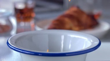 kapta fallin closeup slowmotion Mısır gevreği