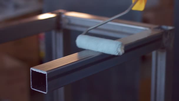 Close-up de pintura rolo tampa metall estrutura com tinta cinza — Vídeo de Stock