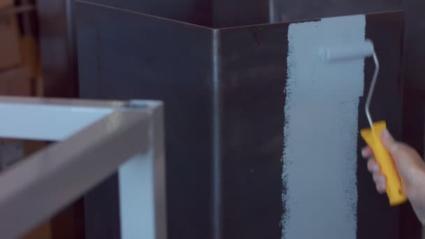 Primer plano pintando una mierda metall con pintura gris — Vídeo de stock