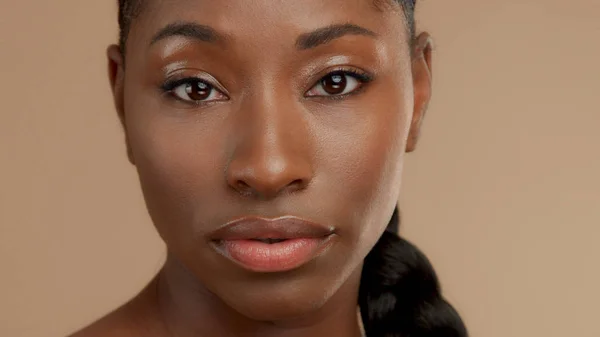 Zwarte vrouw in studio shoot — Stockfoto