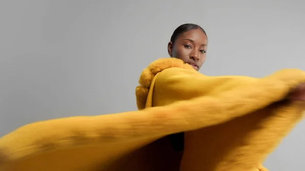 Negro moxed raza mujer en brillante amarillo outwear poncho en gris —  Fotos de Stock