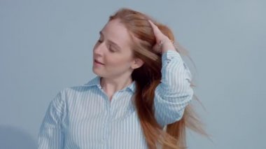 gingerhead kırmızı saçlı, kızıl saç modeli mavi zemin üzerine mavi gözlü