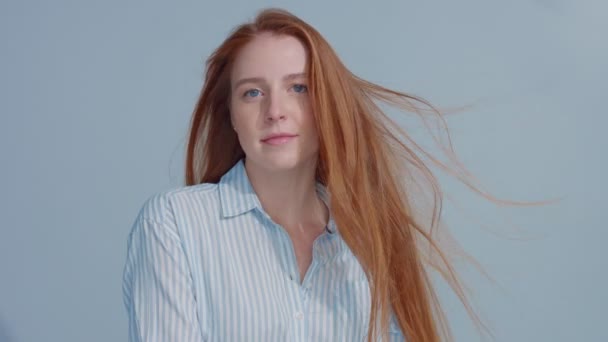 Gingerhead κόκκινα μαλλιά, τζίντζερ μαλλιά μοντέλο με μπλε μάτια σε μπλε φόντο — Αρχείο Βίντεο