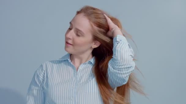 Ingwerkopf rote Haare, Ingwerhaarmodell mit blauen Augen auf blauem Hintergrund — Stockvideo