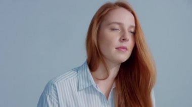 gingerhead kırmızı saçlı, kızıl saç modeli mavi zemin üzerine mavi gözlü
