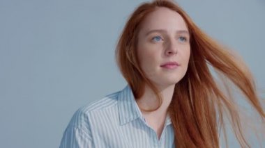 gingerhead kırmızı saçlı, kızıl saç modeli mavi zemin üzerine mavi gözlü