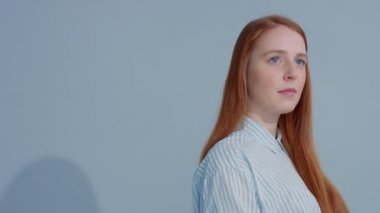 gingerhead kırmızı saçlı, kızıl saç modeli mavi zemin üzerine mavi gözlü