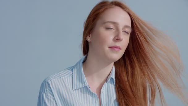 Gingerhead rode haren, gember haar model met blauwe ogen op blauwe achtergrond — Stockvideo