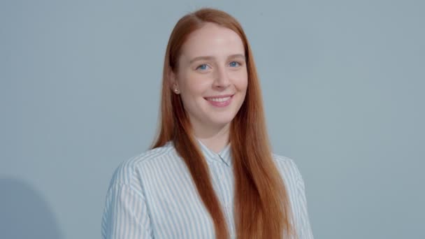 Zeitlupenporträt Hübsches Gingerhead Model Lächelt Die Kamera — Stockvideo