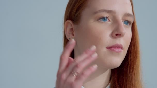 Cabeça de gengibre cabelo vermelho, modelo de cabelo de gengibre com olhos azuis no fundo azul — Vídeo de Stock