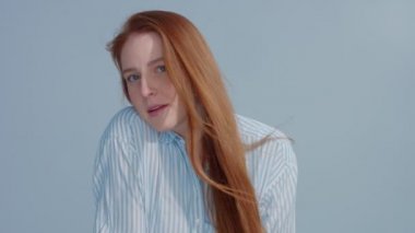 Zencefil baş Kızıl saçlı, kızıl saç modeli 60 fps ağır çekimde saç üfleme Studio büyük mavi gözlü. Güzellik düz parlak saçlar üfleme,