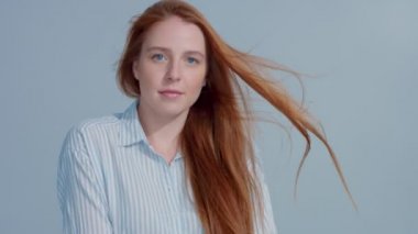 gingerhead kırmızı saçlı, kızıl saç modeli mavi zemin üzerine mavi gözlü
