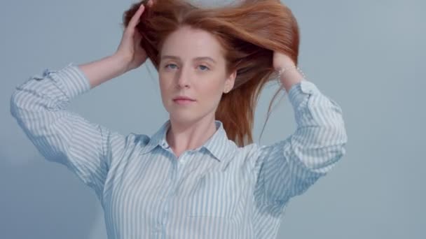 Gingerhead vörös haját, és gyömbér Hajmodell munka kék alapon kék szemmel — Stock videók