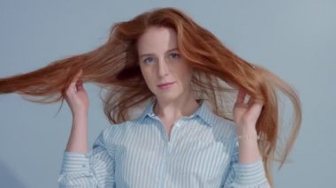 gingerhead kırmızı saçlı, kızıl saç modeli mavi zemin üzerine mavi gözlü