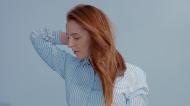 Gingerhead červený vlasy, zrzavé vlasy model s modrýma očima na modrém pozadí — Stock video