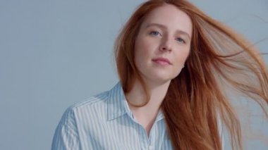 gingerhead kırmızı saçlı, kızıl saç modeli mavi zemin üzerine mavi gözlü