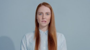gingerhead kırmızı saçlı, kızıl saç modeli mavi zemin üzerine mavi gözlü