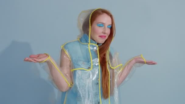 Ingwerhaar Frau in transparentem Regenmantel mit Pop Art grellem Make-up tanzen — Stockvideo