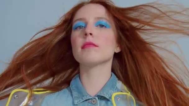 Gember haar vrouw in transparante regenjas met popart lichte make-up dansen — Stockvideo