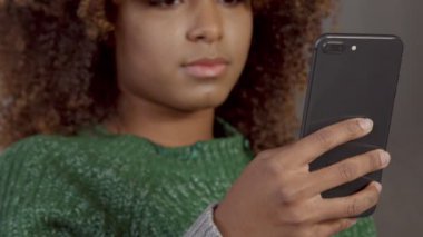 karışık ırk siyah kadın Móvil telefon ile closeup