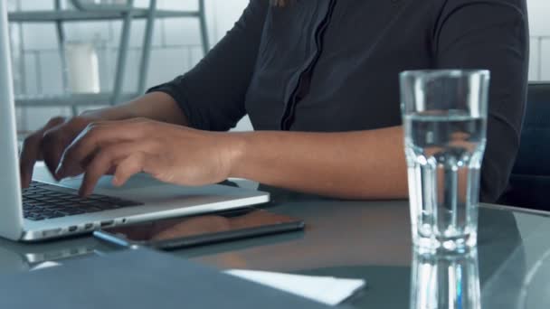 Nero affari donna lavoro e bere acqua — Video Stock