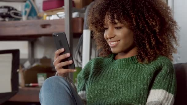 Modelo Corrida Mista Com Telefone Celular Sorrindo Lugar Acolhedor — Vídeo de Stock