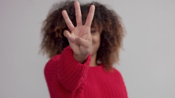 Primer plano de la mano de las mujeres contar de 3 a 1 — Vídeos de Stock