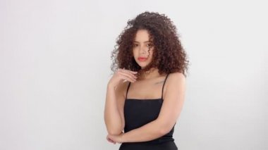 Çiller ve fotoğraf makinesi beyaz pozlar Studio'yu kıvırcık saç karışık ırk siyah kadınla