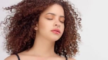 Çiller ve kıvırcık saçlı portre portre saç üfleme ile karışık ırk siyah kadınla