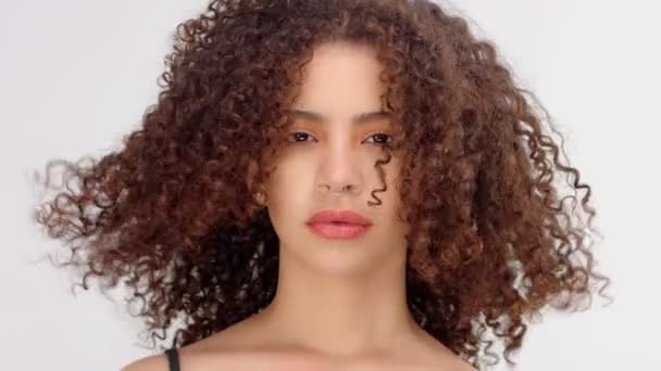 Змішана раса чорна жінка з веснянками і кучеряве волосся крупним планом портрет з видуванням волосся — стокове відео