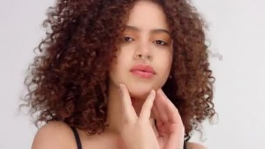 Çiller ve kıvırcık saçlı portre portre saç üfleme ile karışık ırk siyah kadınla