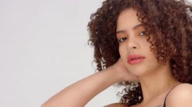 Çiller ve kıvırcık saçlı portre portre saç üfleme ile karışık ırk siyah kadınla