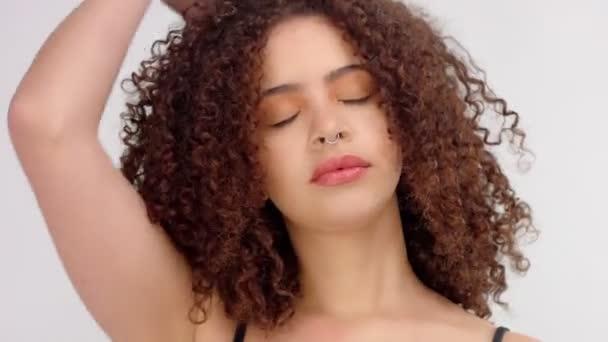 Mixta raza negro mujer con pecas y rizado pelo primer plano retrato con cabello soplado — Vídeo de stock