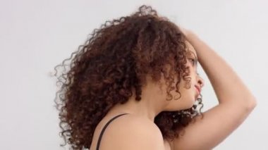 Çiller ve profil fotoğraf stüdyosunda kıvırcık saç karışık ırk siyah kadınla