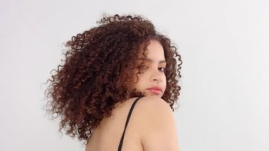 Çiller ve profil fotoğraf stüdyosunda kıvırcık saç karışık ırk siyah kadınla