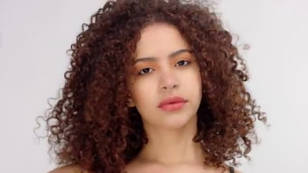 Змішана раса чорна жінка з веснянками і кучеряве волосся крупним планом портрет з видуванням волосся — стокове відео